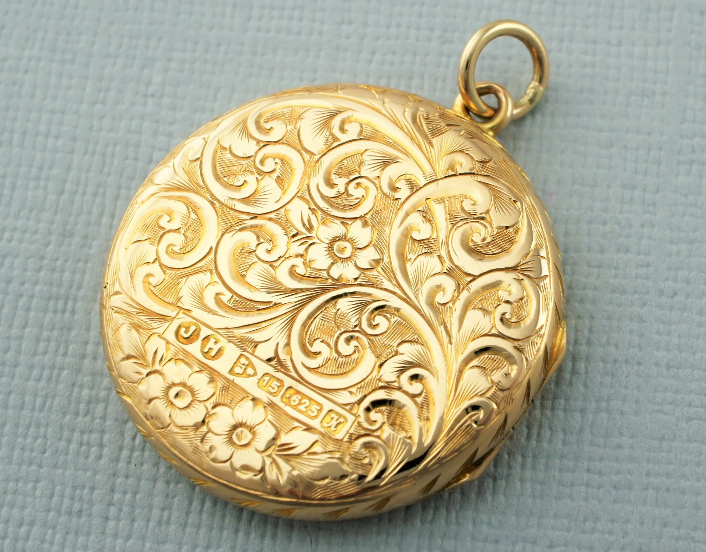 Fine Antique Edwardian 15ct Gold Engraved Circular Locket Pendant - 1910
