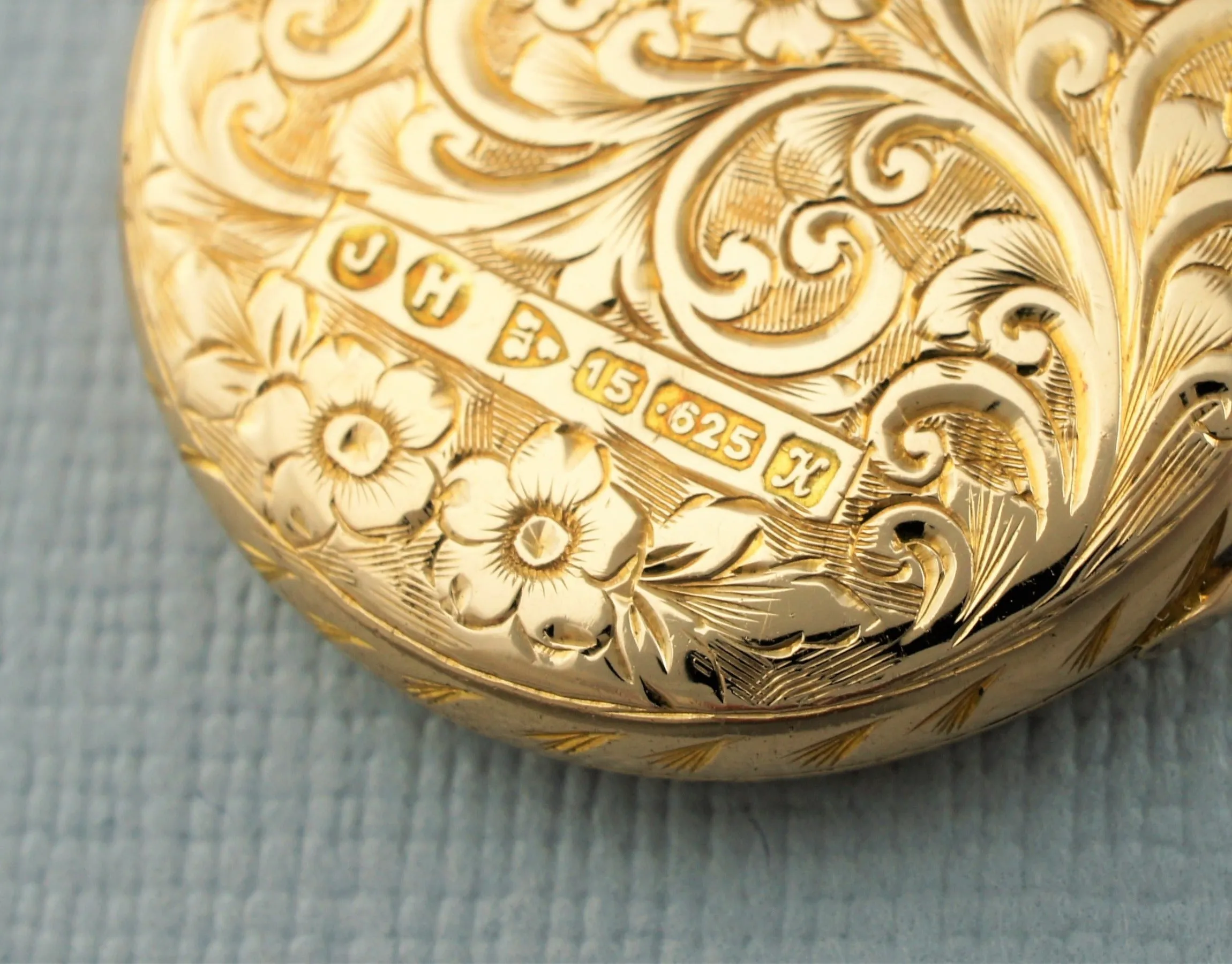 Fine Antique Edwardian 15ct Gold Engraved Circular Locket Pendant - 1910