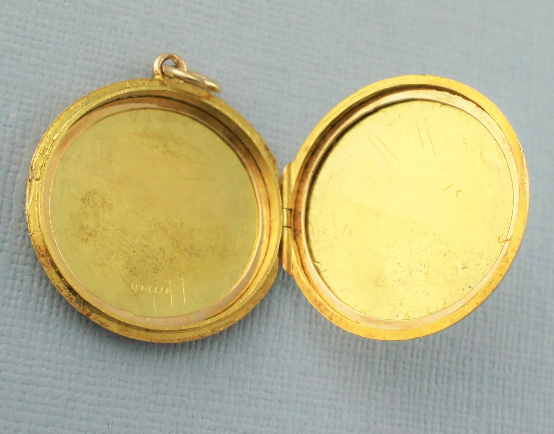 Fine Antique Edwardian 15ct Gold Engraved Circular Locket Pendant - 1910