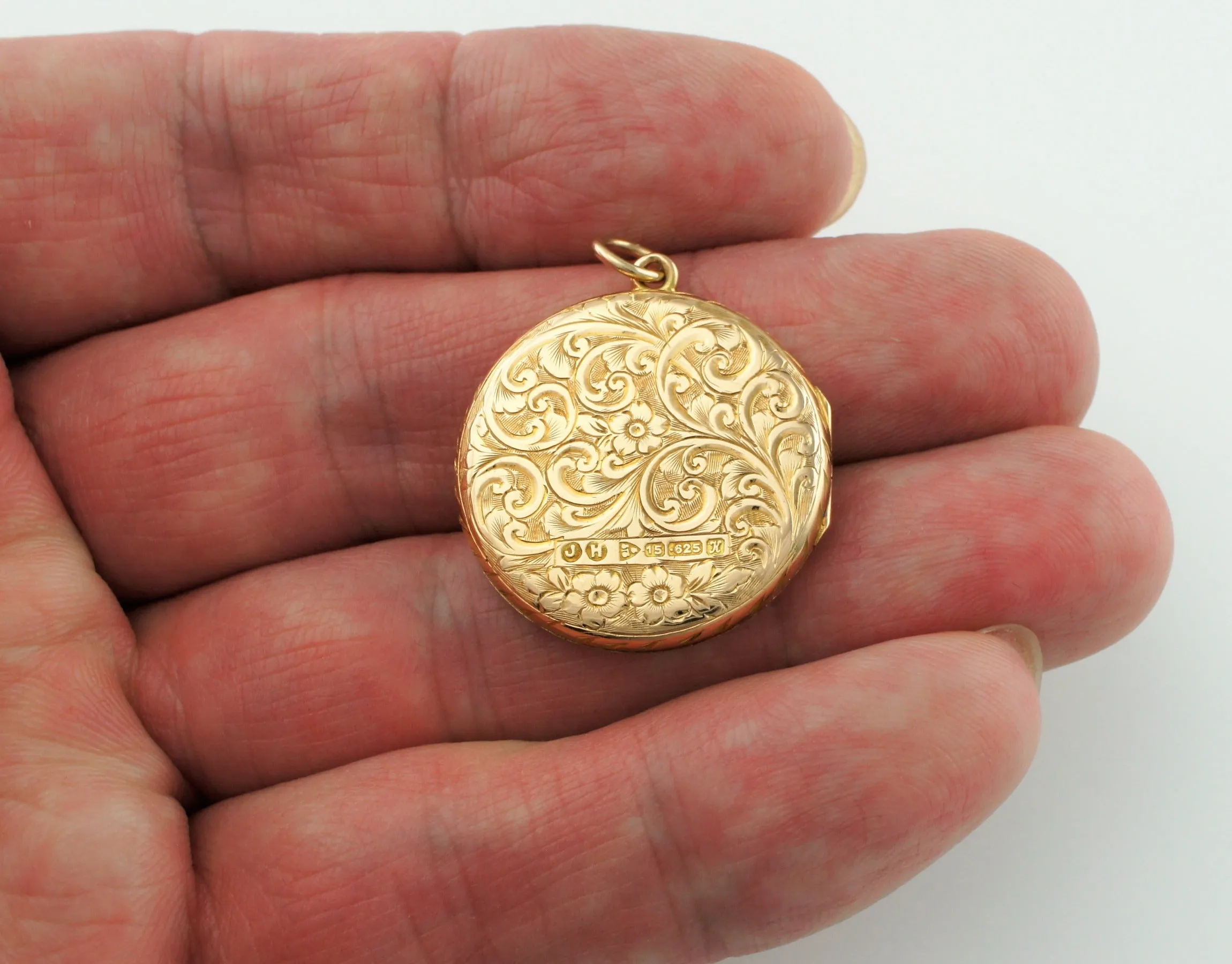 Fine Antique Edwardian 15ct Gold Engraved Circular Locket Pendant - 1910