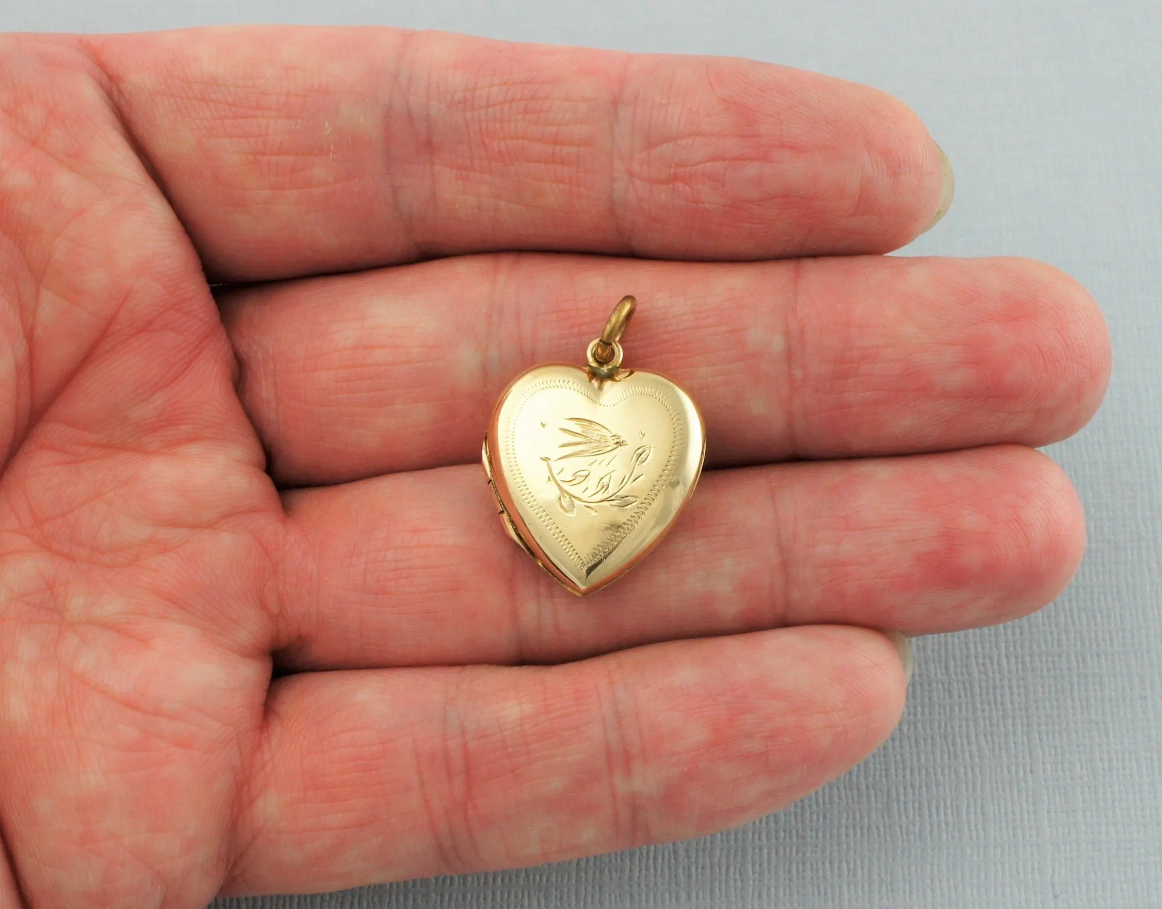 Fine Vintage 9ct Gold Back & Front Engraved Heart Locket Pendant