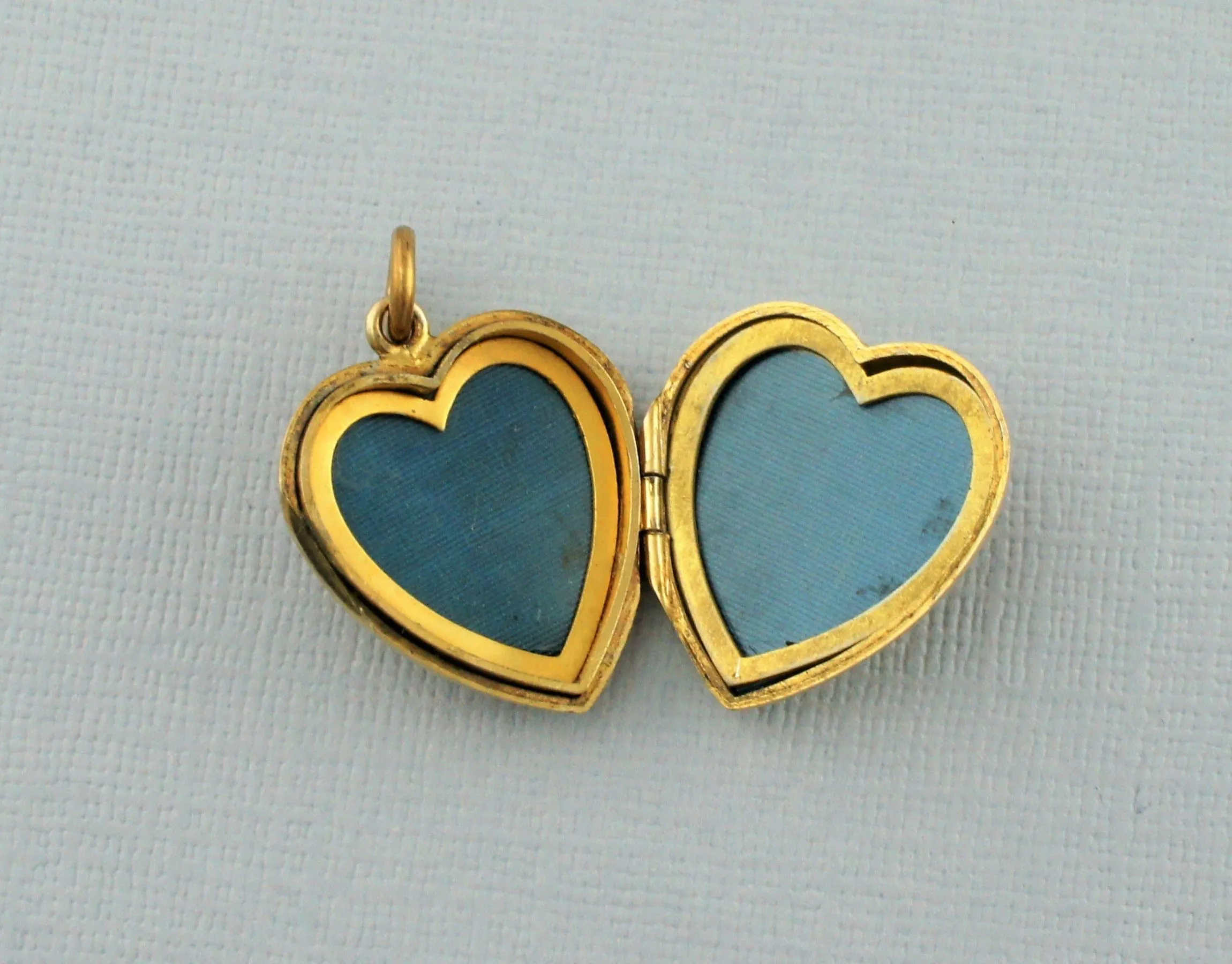 Fine Vintage 9ct Gold Back & Front Engraved Heart Locket Pendant
