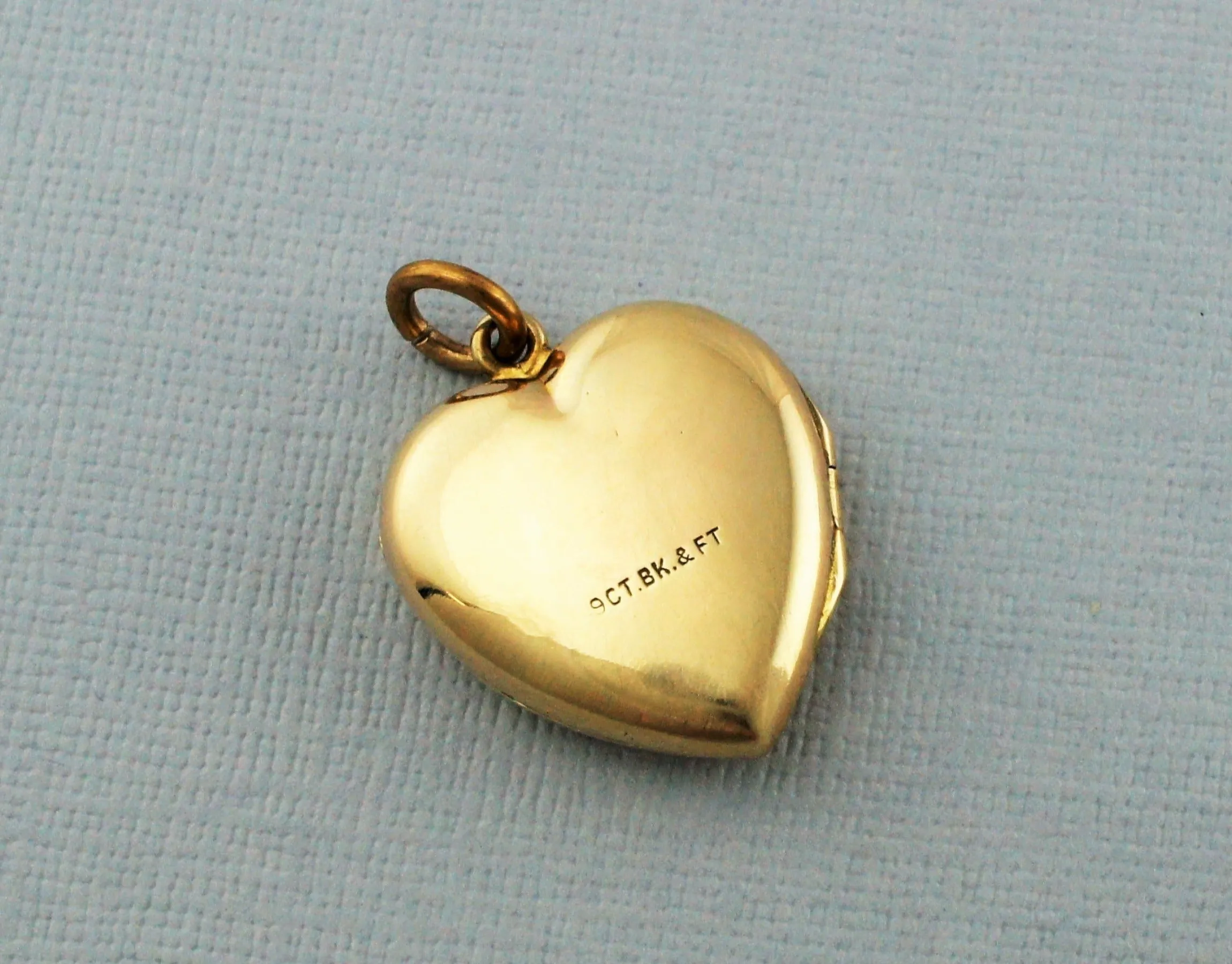 Fine Vintage 9ct Gold Back & Front Engraved Heart Locket Pendant