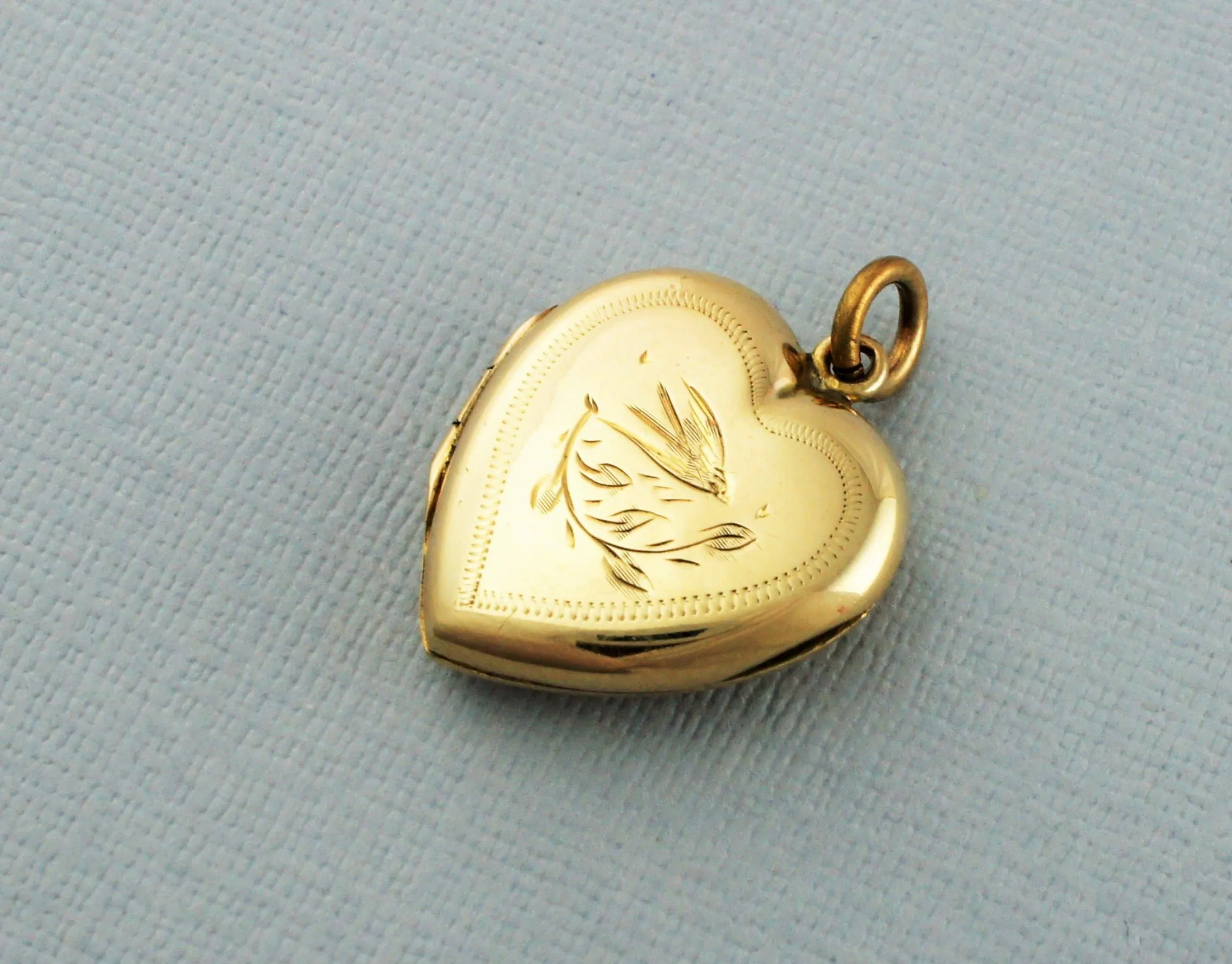 Fine Vintage 9ct Gold Back & Front Engraved Heart Locket Pendant
