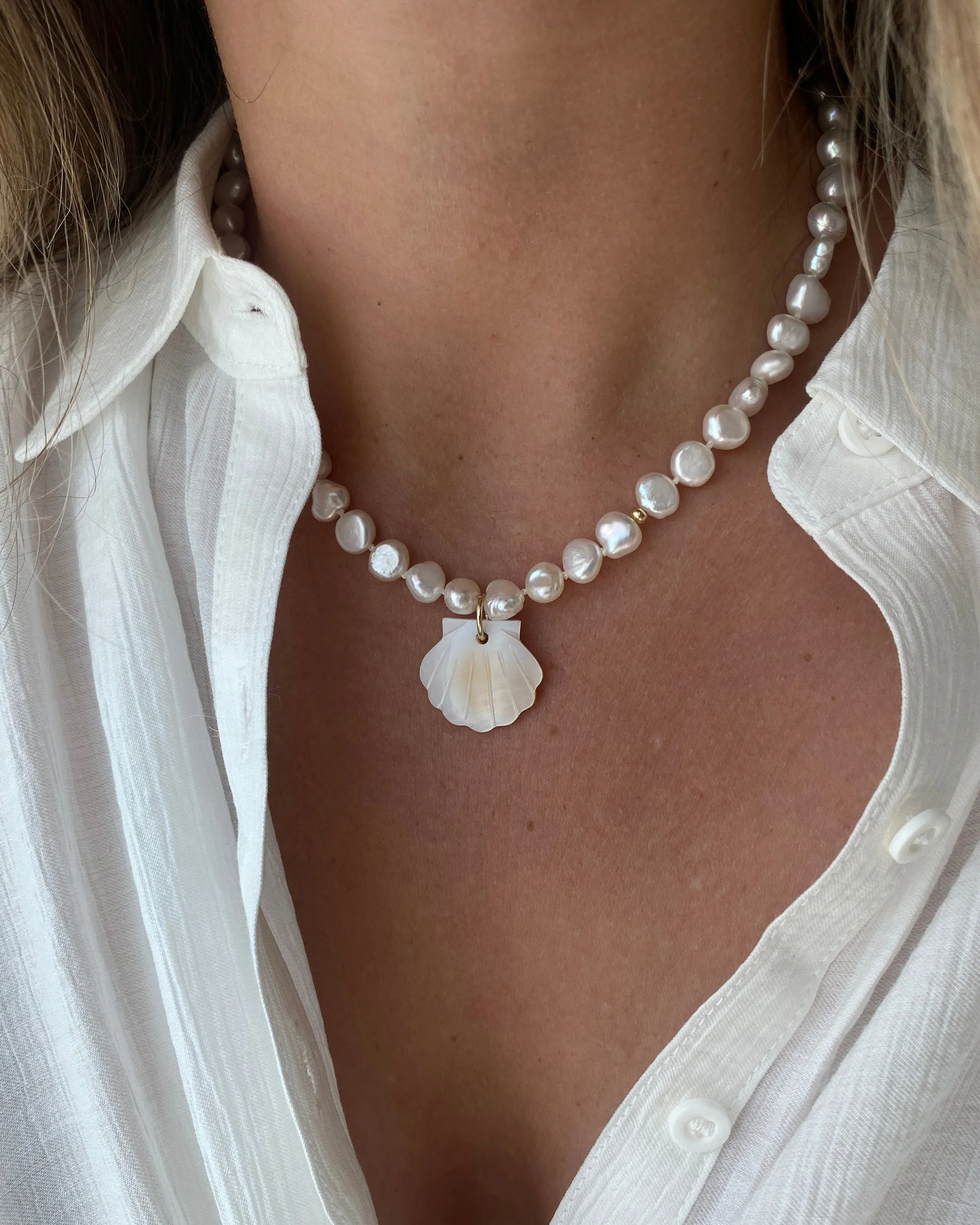 LISA Shell Necklace Pendant 14K