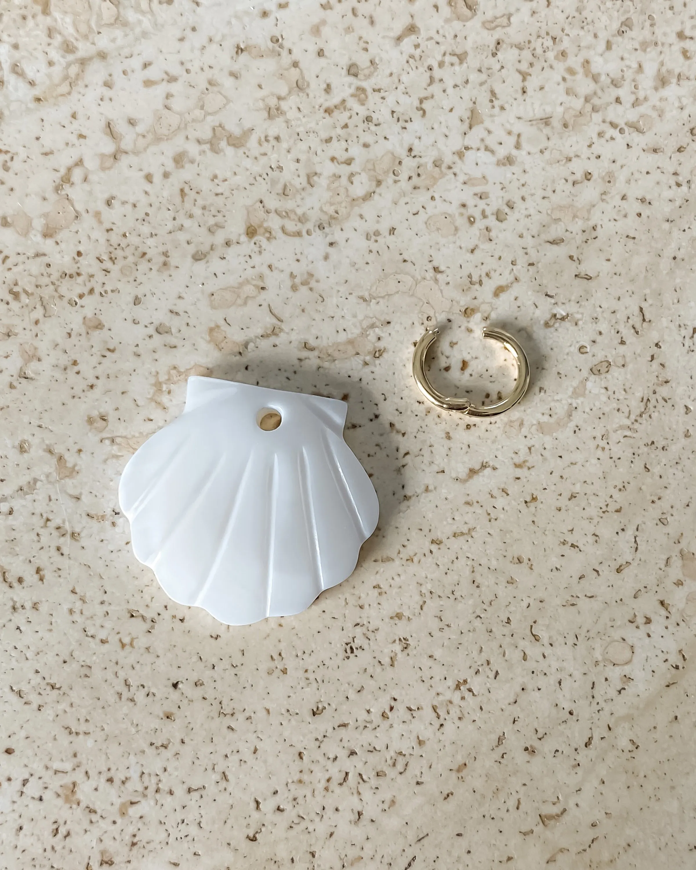 LISA Shell Necklace Pendant 14K