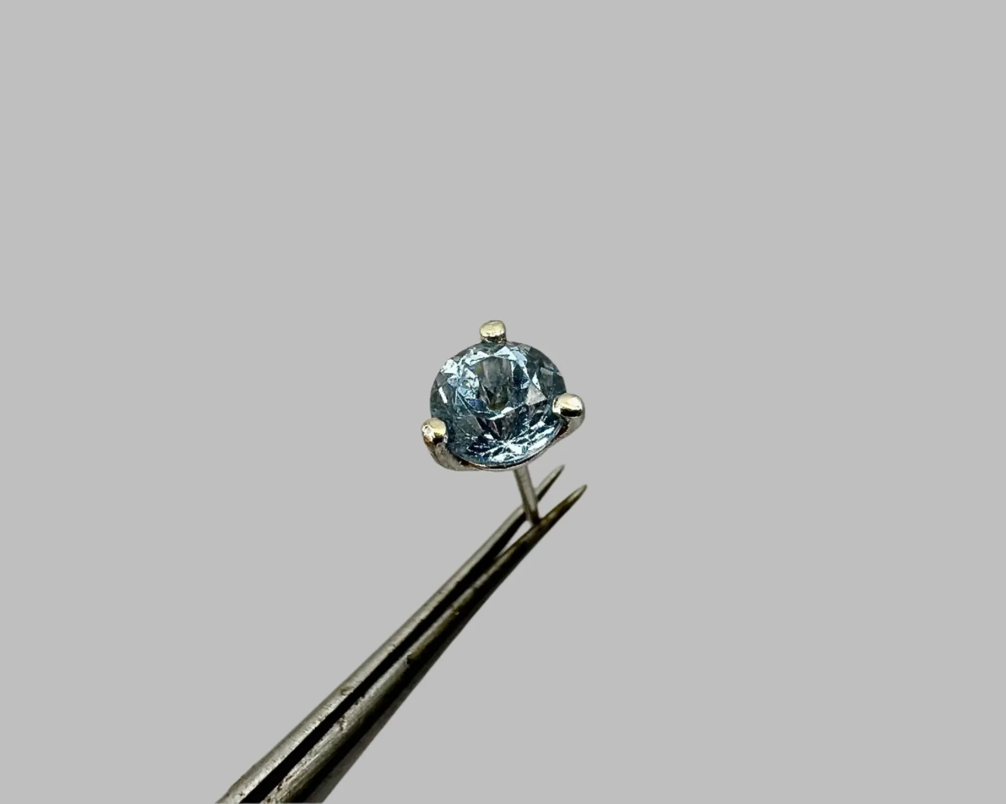 SINGLE BLUE DREAM STUD AQUAMARINE AND WHITE GOLD
