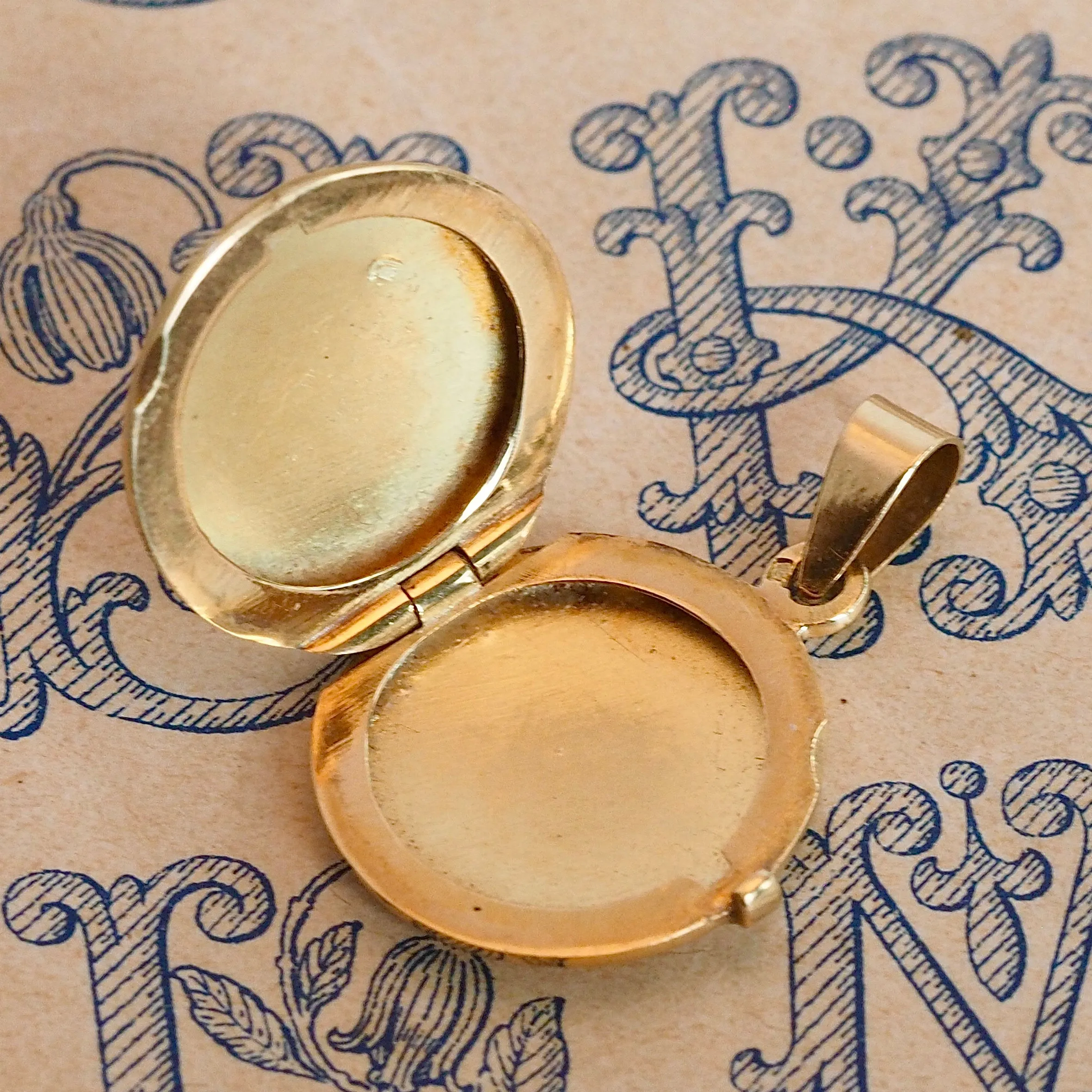 Vintage Portuguese 19k Gold Locket